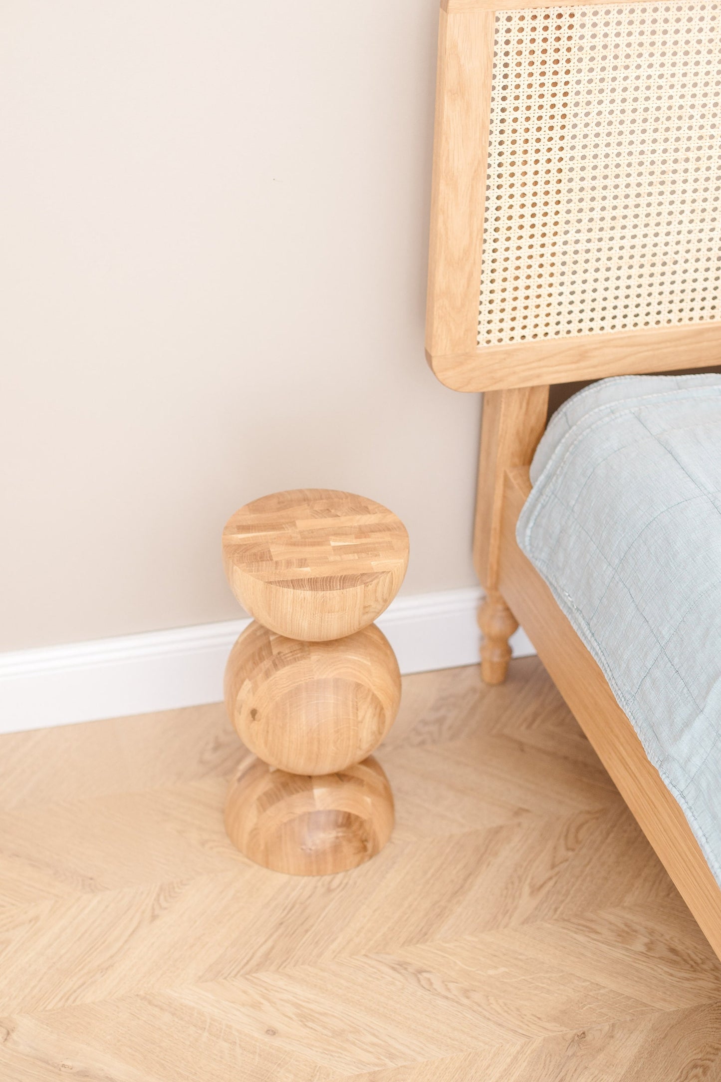 Handmade Wooden Nightstand – Solid Wood with Elegant Sphere Detail H400 mm